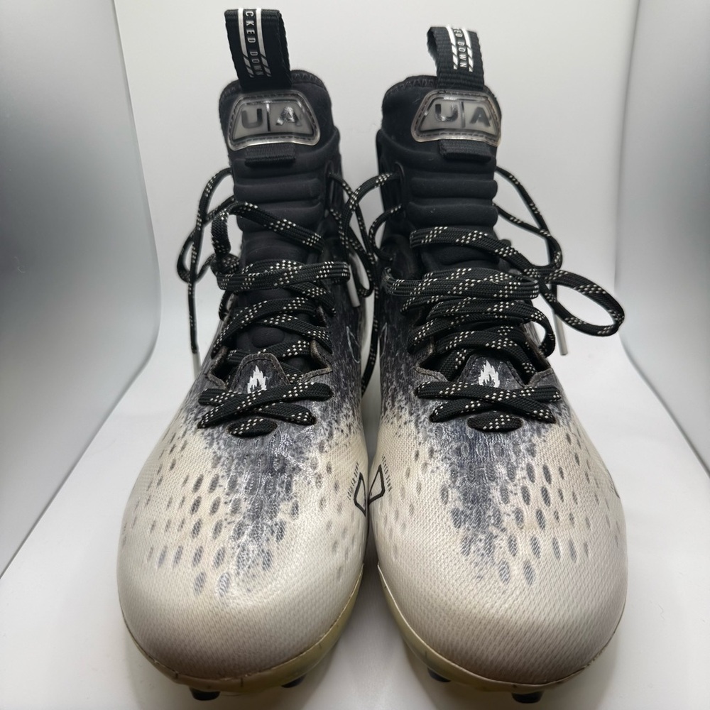 Under Armour Spotlight Football cleats size 9 EUC